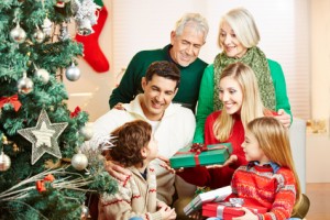 Familie schenkt Geschenke zu Weihnachten